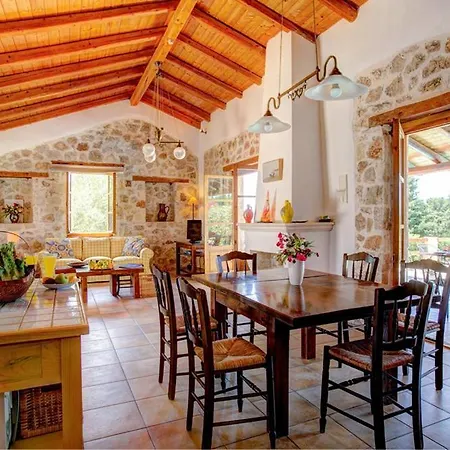 Sleeps 4 Pool Air Con Wifi * Khalikeri