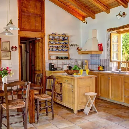 Villa Sleeps 4 Pool Air Con Wifi *
