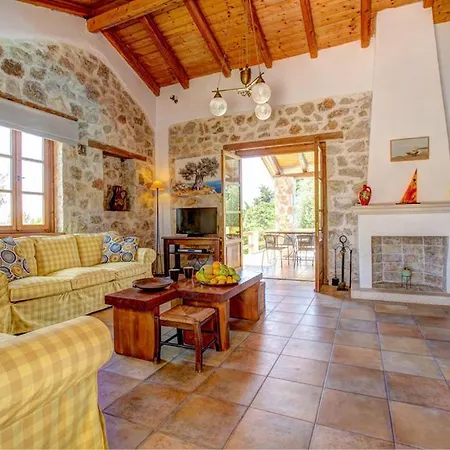 Sleeps 4 Pool Air Con Wifi * Khalikeri
